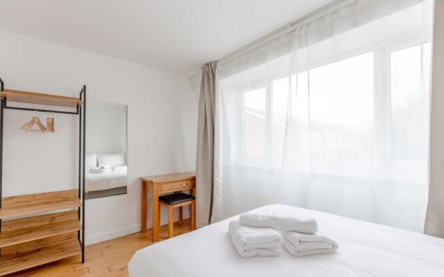 Spacious 4BD Home, Near Excel London!