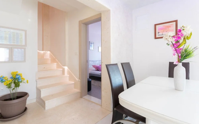 Goldie - 30 m From Beach - H