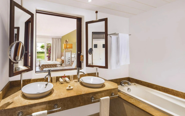 Victoria Beachcomber Resort & Spa