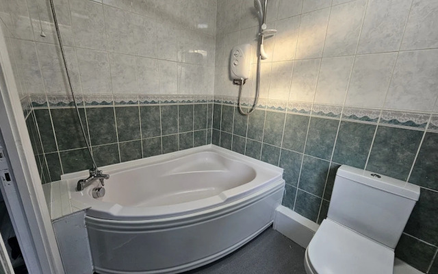 5 Bed Family Home Greater London, Free Parking