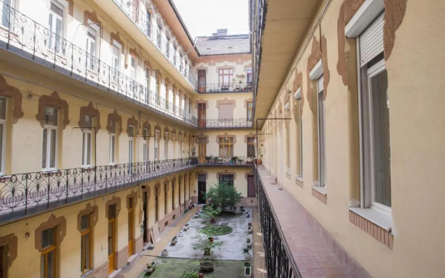 Robinia Apartment