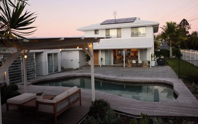 Tugun Retreat - 5BRM Home with Pool