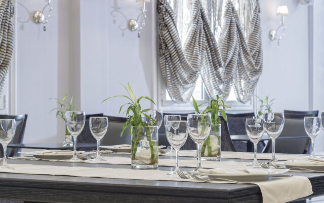 AVA Hotel & Suites