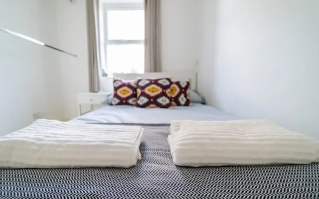 Bright Modern Oldfield Apartment