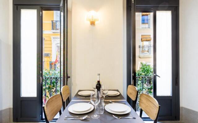 Oak & Sandstone Studio - Space Maison Apartments