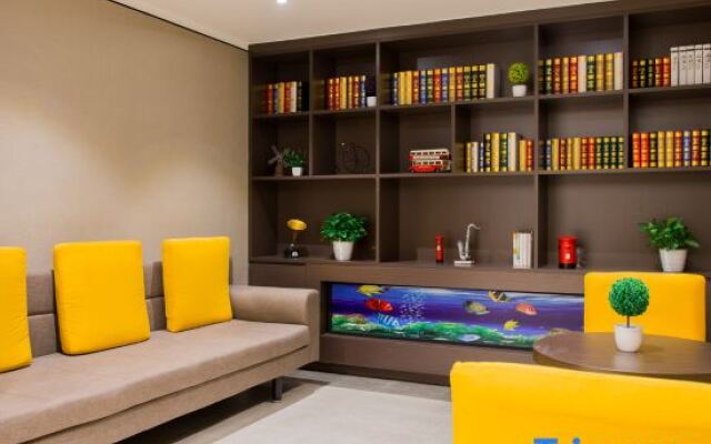 Home Inn Plus (Hangzhou West Lake Culture Square Metro Station)