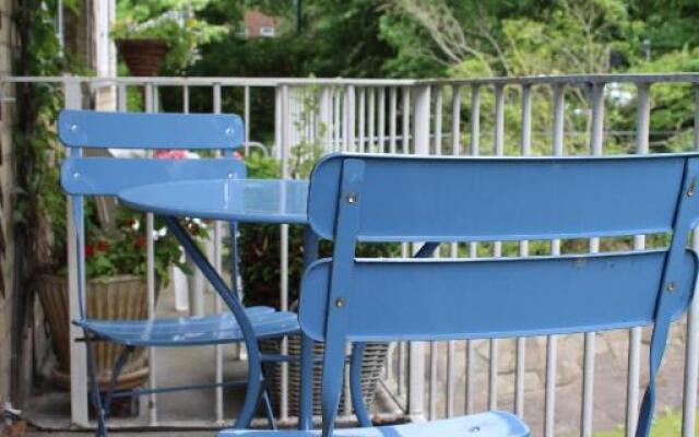 Large Balcony Apartment - Town & Races -2 Dbl Beds