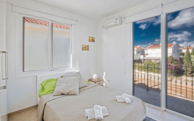 Celebrity Villa Oliver P 14