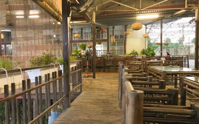 Vinh Gia Airport Lake View Hostel