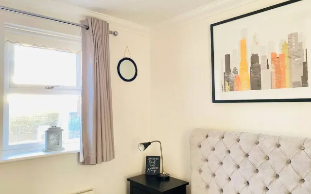 4-bed House With Private Garden in Barnsley!