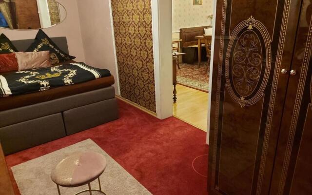Schloss Weichs zu Regensburg mit 1-2Schlafzimmer Parkplatz Internet 60qm Zentrum