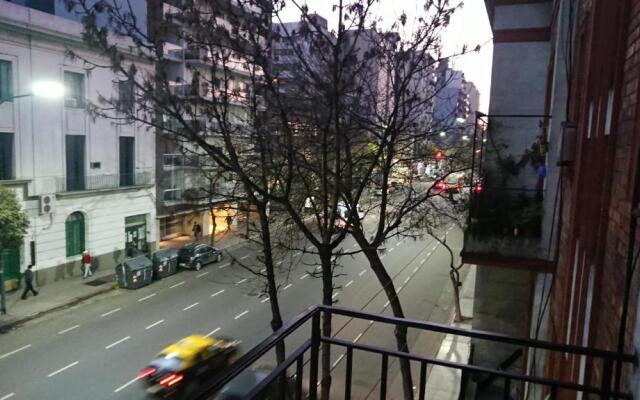 Excelente departamento con balcón a la calle sobre avenida