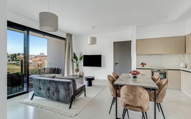 Sanders Elgio - Generous 2-bdr Apt w Balcony