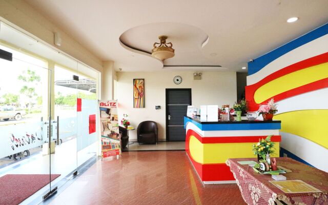 Blitz Hotel Batam Near Sultan Mahmud Ri'ayat Shah Mosque