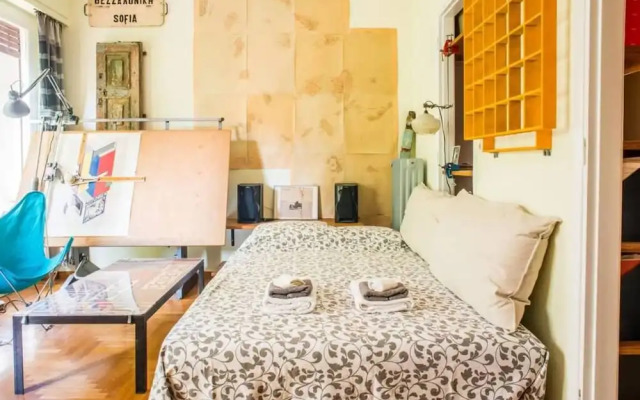 Spacious Apartment Near Parthenon for 6 Persons