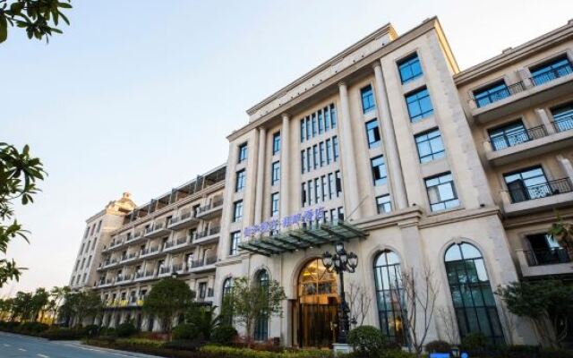 Xianhua Sandalwood Lakeside Hotel