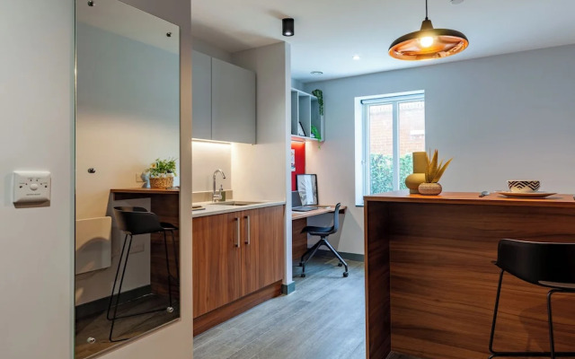 Students Only Straits Egham - 40 mins to Waterloo - Direct Bus to Heathrow