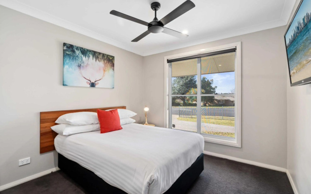 West End Motor Lodge – Guest Rooms – Orange