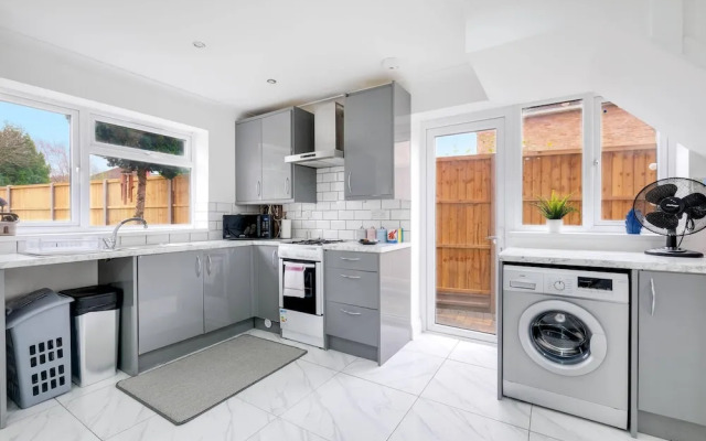 3 Bedroom House with Parking in Windsor