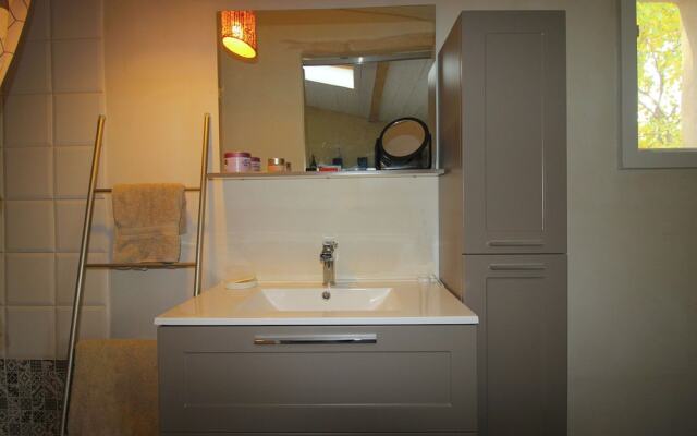 2 Tastefully Furnished Gites With Private Pool, 1km From Faucon