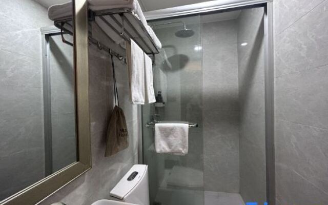 Ruo Bi Lin Hotel（Shanghai Lujiazui Century Avenue Metro Station Hotel）