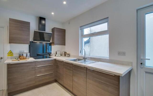 Drws Nesaf Cardiff Townhouse