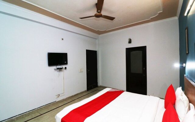 Oyo 42733 Silver Homes