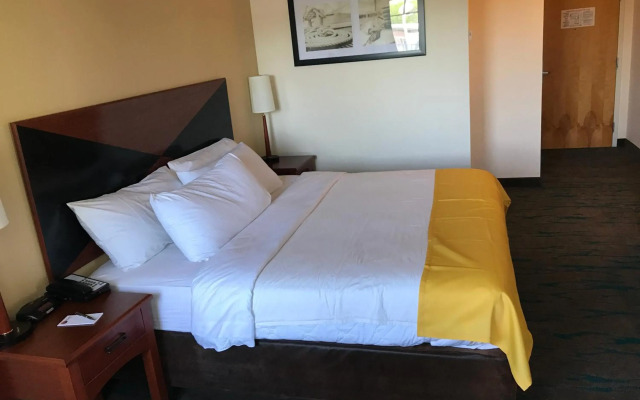 Gateway Hotel & Suites, Ascend Hotel Collection