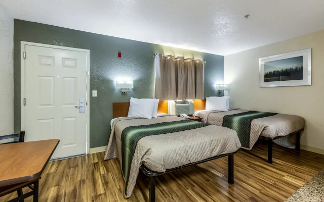 HomeTowne Studios by Red Roof Atlanta - Chamblee