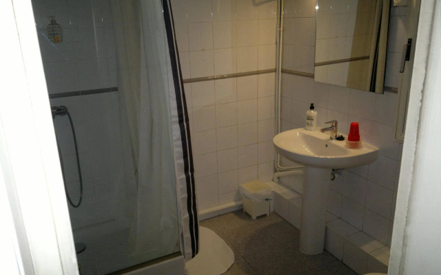 Ally's Guest House Barcelona B&B