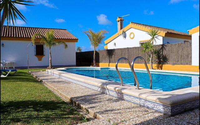 Chalet con piscina en Roche Viejo