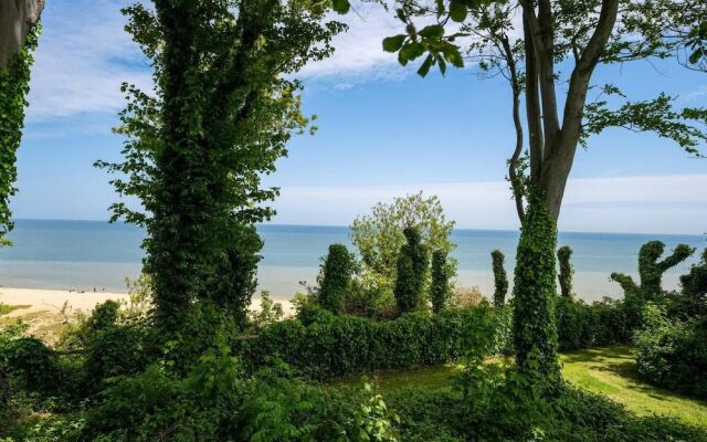 The Lookout, Sunny Beach Retreat, Sleeps 5 Guests