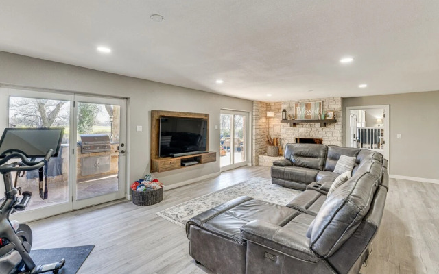 Seguin Riverfront Retreat: Fishing Dock + Kayaks!