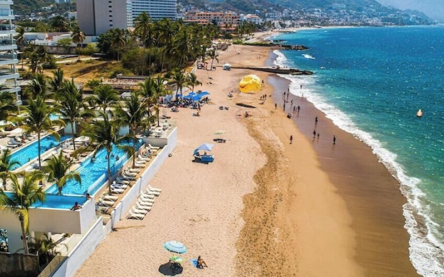 Luxury Oceanfront 3 BR Condo - Pools