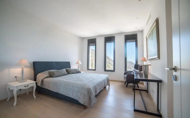 Sea View 6 Bedroom Villa With a Heated Pool