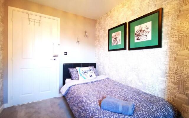 The Lawnswood - Central Manchester Holiday Home With Free Parking