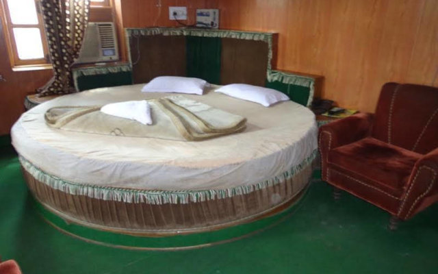 Neelam Hotel