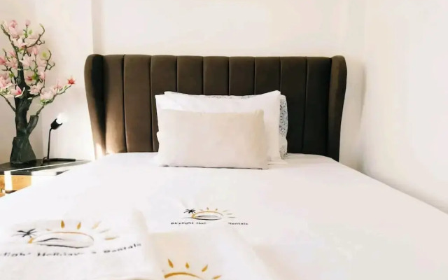 Villa for 9 Guests, Pool, Parking, Walk to Beach