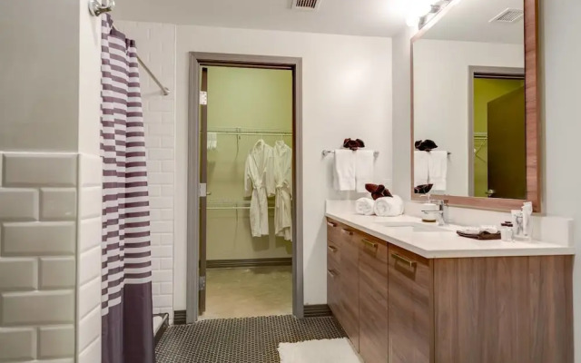 3 Bedroom Unit in Downtown Dallas with Pool & Gym