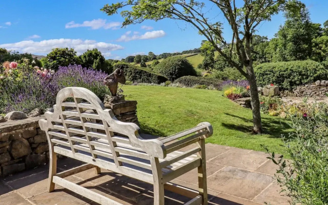 1 Bridge End &amp; Garden