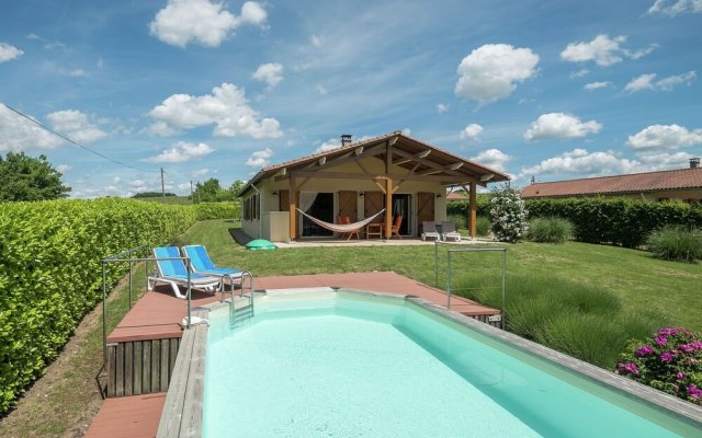 Spaciosu Holiday Home in Sadillac with Swimming Pool