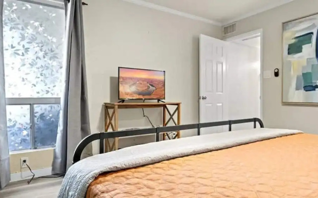 Modern and Sophisticated Old Town Scottsdale Gem!