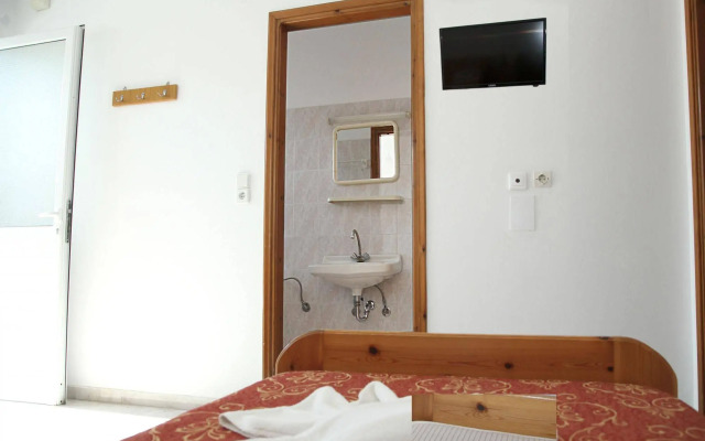 Yannis Yard Studios and Apartments