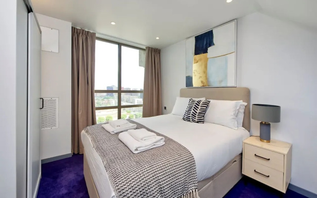 Stunning Two-bedroom Poplar Flat With City Views