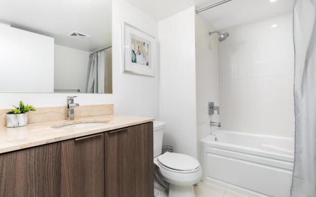 Upscale & Modern 1bd + Den in heart of Downtown!