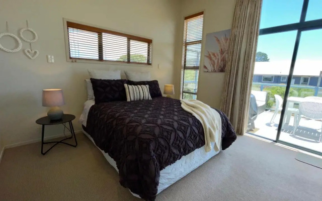 Oceans 8 - Mangawhai Heads Holiday Home