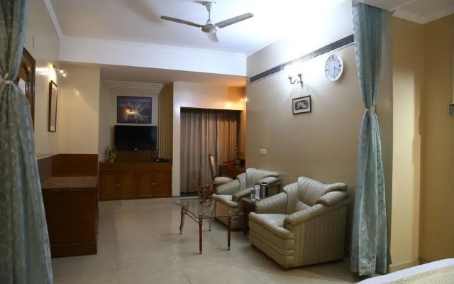 OYO 13052 Hotel Conclave Inn