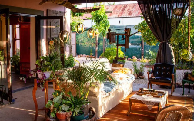 Ebonymoon Guest House and Studio