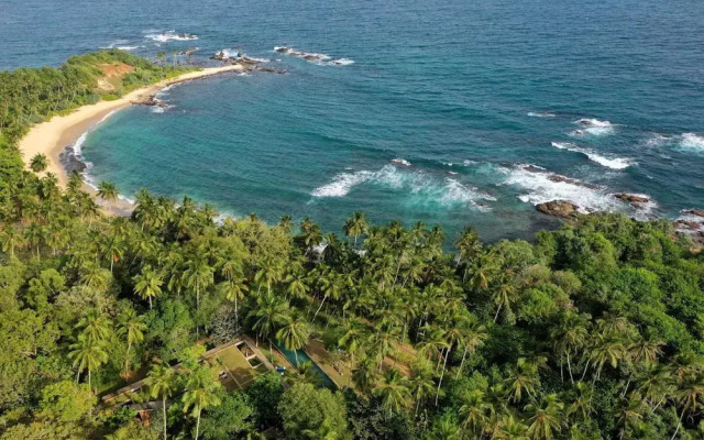 Sustainably Designed Villa Overlooking Indian Ocean
