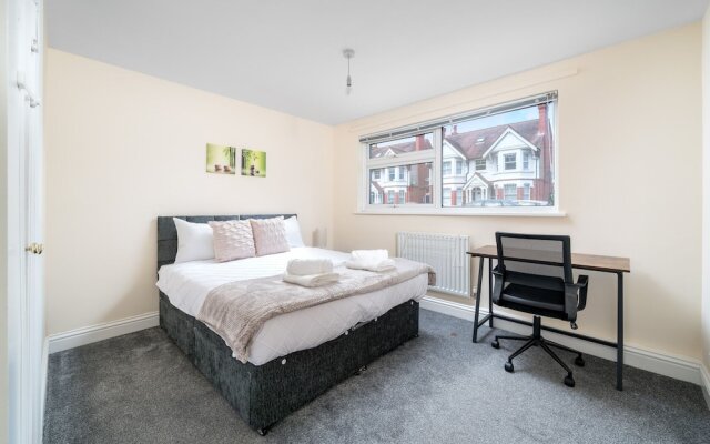 Spacious Pet Friendly 2-bed Apartment in Redhill